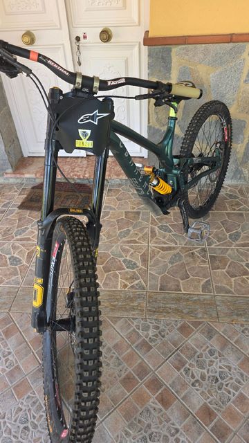 Tweedehands Commencal Supreme SRAM GX DH 2023 Mountainbike — afbeelding 10 van 19