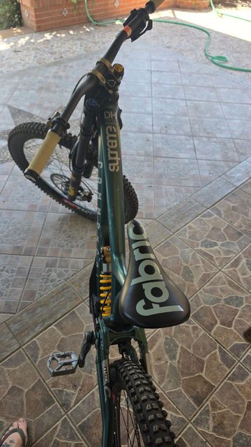 Tweedehands Commencal Supreme SRAM GX DH 2023 Mountainbike — afbeelding 4 van 19