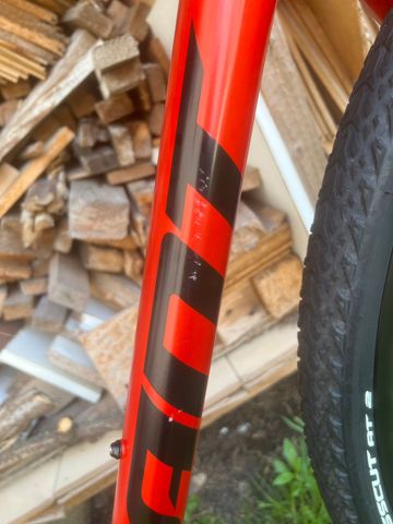 Used Giant Revolt 1 2022 2022 Road & Gravel, Red — image 6 of 9