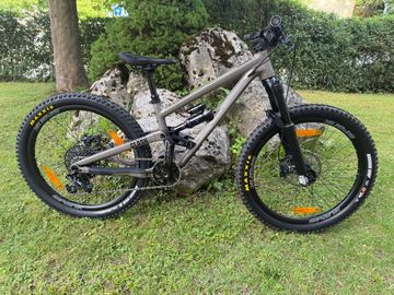 Commencal CLASH 24 MAXXIS 2021 2021 Youth usato, Grigio chiaro — immagine 1 di 19