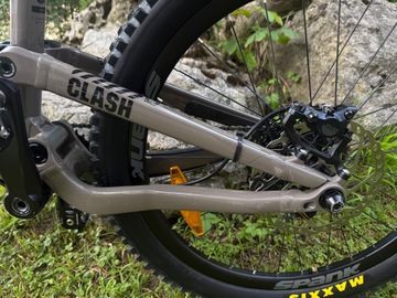 Commencal CLASH 24 MAXXIS 2021 2021 Youth usato, Grigio chiaro — immagine 10 di 19