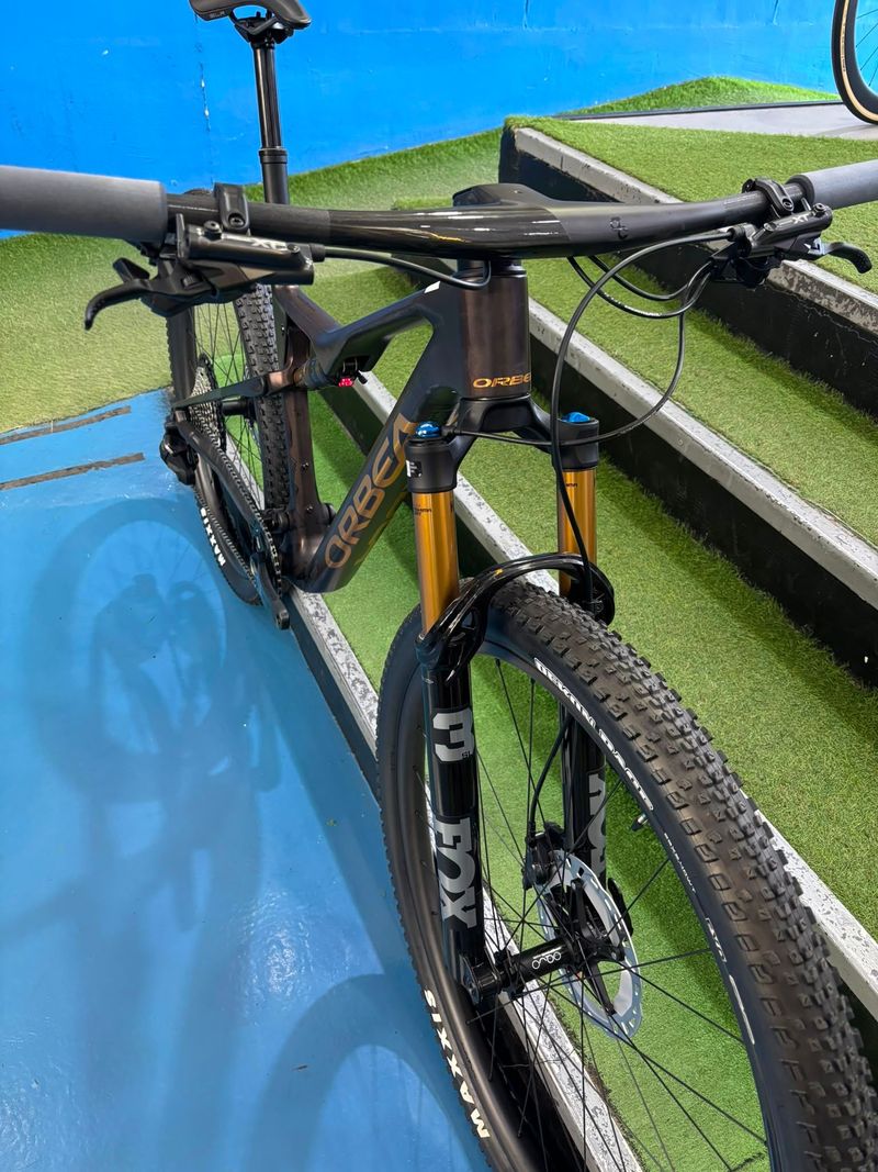 Orbea Oiz Shimano Deore XT Di2 2026 Mountainbike usato, Arancione — immagine 2 di 8