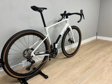 Used Giant Revolt Advanced 0 2026 2026 Road & Gravel, White — image 2 of 8