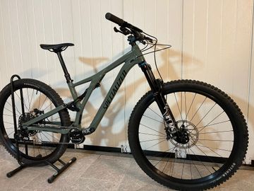 Tweedehands Specialized Stumpjumper EVO SRAM NX 2025 Mountainbike — afbeelding 3 van 5