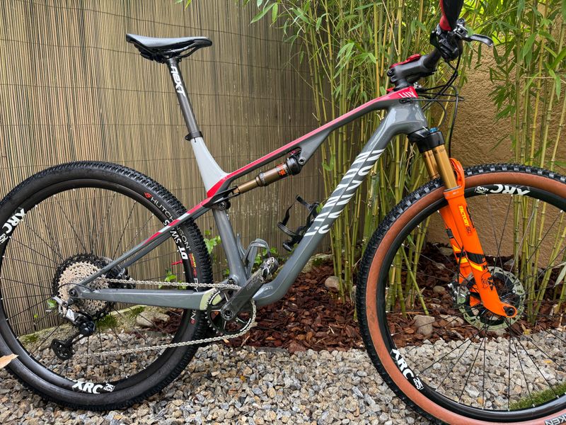 Canyon Lux CF SLX 9.0 Team 2020 2020 MTB d'occasion