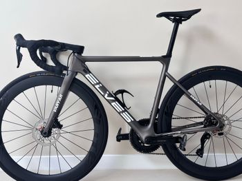 Použité Elves Custom Shimano 105 Di2 2023 Road & Gravel — obrázek 2 z 11