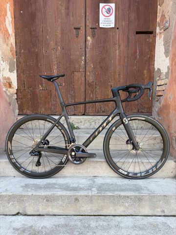 Używany Scott Addict RC 15 2023 2023 Road & Gravel — zdjęcie 1 z 19