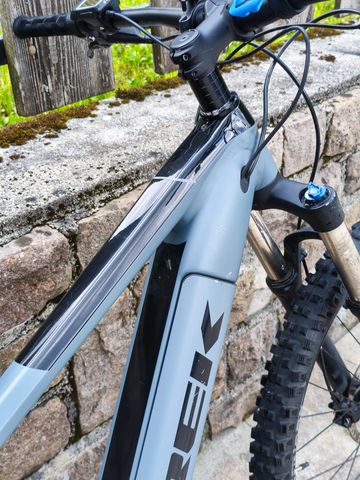 Trek Powerfly FS 4 G2 2020 2020 Mountainbike usato, Grigio chiaro — immagine 10 di 13