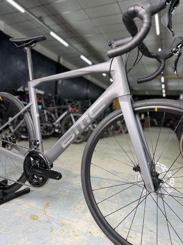 Käytetty BMC Roadmachine FIVE Carbon 2025 Road & Gravel — kuva 3 / 12