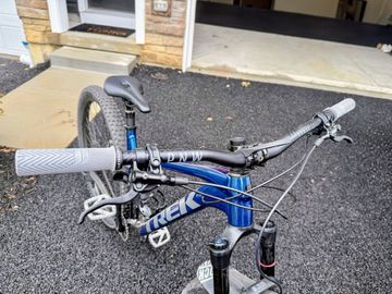 Used Trek Roscoe 8 2023 2023 Mountainbike, Blue, 27.5, 29 — image 4 of 7