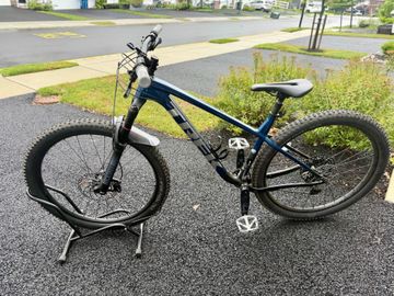Used Trek Roscoe 8 2023 2023 Mountainbike, Blue, 27.5, 29 — image 2 of 7