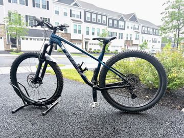 Used Trek Roscoe 8 2023 2023 Mountainbike, Blue, 27.5, 29 — image 1 of 7
