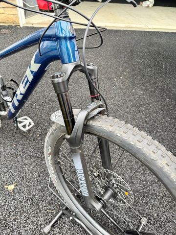 Used Trek Roscoe 8 2023 2023 Mountainbike, Blue, 27.5, 29 — image 5 of 7