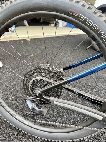 Used Trek Roscoe 8 2023 2023 Mountainbike, Blue, 27.5, 29 — image 7 of 7