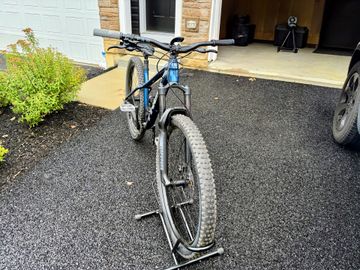 Used Trek Roscoe 8 2023 2023 Mountainbike, Blue, 27.5, 29 — image 3 of 7