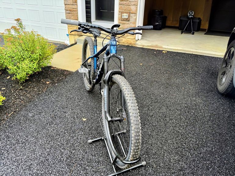 Used Trek Roscoe 8 2023 2023 Mountainbike, Blue, 27.5, 29 — image 3 of 7
