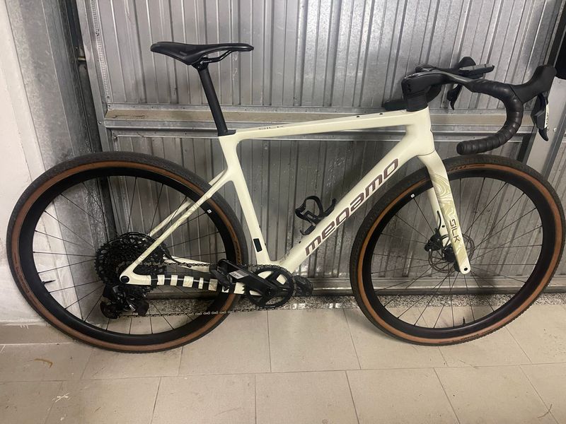 Used Megamo Silk SRAM Rival eTap AXS e ruote in carbonio Roval Terra 2025 Road & Gravel
