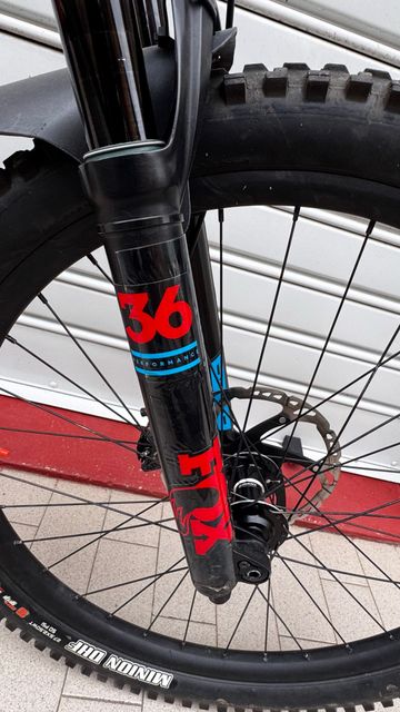 Used Giant Reign SX 2017 2017 Mountainbike, Red — image 3 of 14