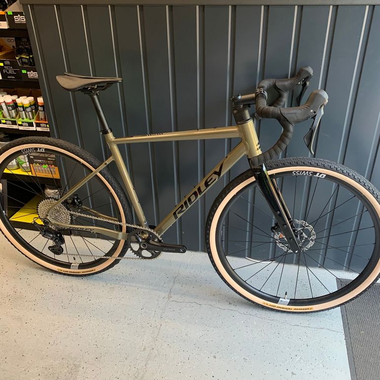 fuji jari carbon 1.3 gravel bike Bike, Pearl Olive Green, 2025 segment_roller-skating aero inspired Fuji Jari Geschenk schön verpackt | Size:560