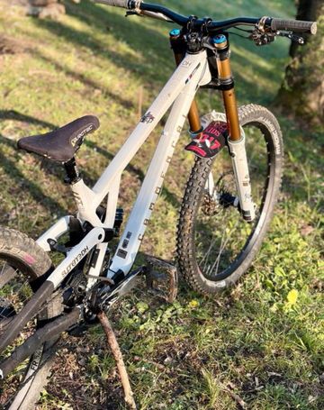 Used Commencal Custom SRAM Red eTap AXS 2024 Mountainbike, White — image 4 of 4