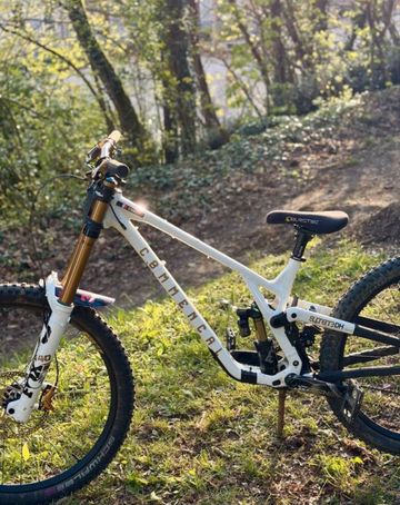 Used Commencal Custom SRAM Red eTap AXS 2024 Mountainbike, White — image 2 of 4