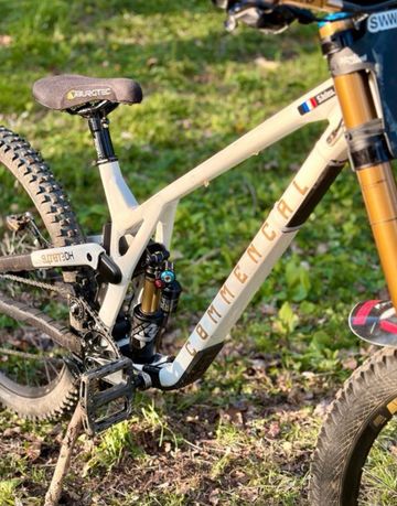 Used Commencal Custom SRAM Red eTap AXS 2024 Mountainbike, White — image 3 of 4