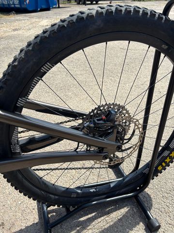 Used Specialized Enduro Comp 2025 2025 Mountainbike, Light Gray, 29 — image 6 of 9