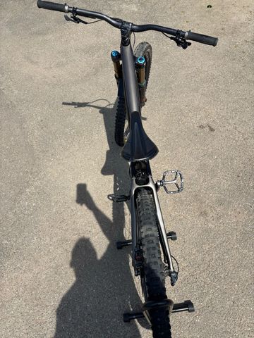 Used Specialized Enduro Comp 2025 2025 Mountainbike, Light Gray, 29 — image 9 of 9