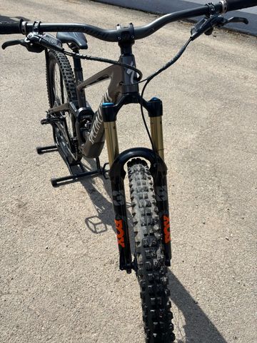 Used Specialized Enduro Comp 2025 2025 Mountainbike, Light Gray, 29 — image 4 of 9