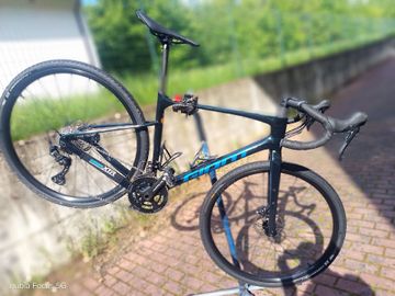 Used Giant Revolt Advanced 2 2024 2024 Road & Gravel, Blue — image 1 of 11