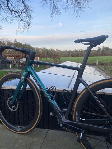 Used Scott Addict 20 2022 2022 Road & Gravel, Green — image 4 of 5