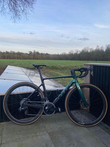 Used Scott Addict 20 2022 2022 Road & Gravel, Green — image 1 of 5