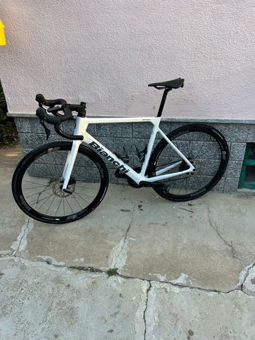 Tweedehands Bianchi Sprint 105 2024 2024 Road & Gravel — afbeelding 1 van 25