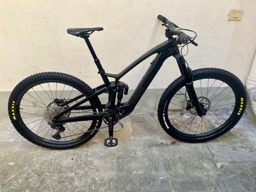 Trek Fuel EXe 9.8 2023 2023 Mountainbike usato, Nero — immagine 1 di 17