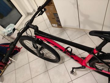 Used Trek Procaliber 9.5 2024 2024 Mountainbike, Red, 29 — image 2 of 11
