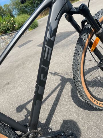 Used Trek Marlin SRAM Red eTap AXS 2025 Mountainbike, Light Gray — image 5 of 10