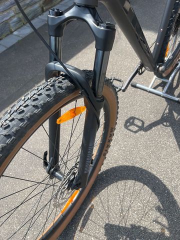 Used Trek Marlin SRAM Red eTap AXS 2025 Mountainbike, Light Gray — image 10 of 10