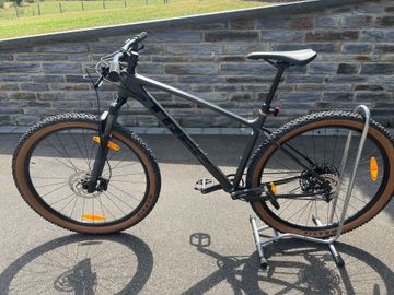 Used Trek Marlin SRAM Red eTap AXS 2025 Mountainbike, Light Gray — image 2 of 10