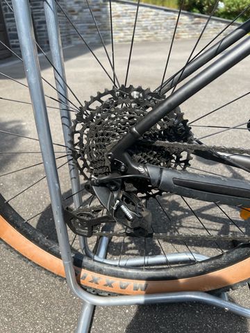 Used Trek Marlin SRAM Red eTap AXS 2025 Mountainbike, Light Gray — image 3 of 10
