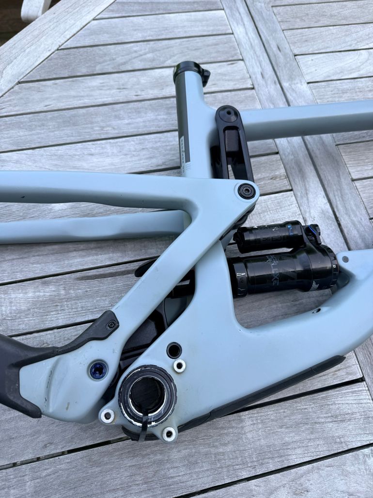 Santa Cruz Bronson 3 CC 2019 Frameset 2019 Mountainbike usato, Grigio chiaro — immagine 7 di 16