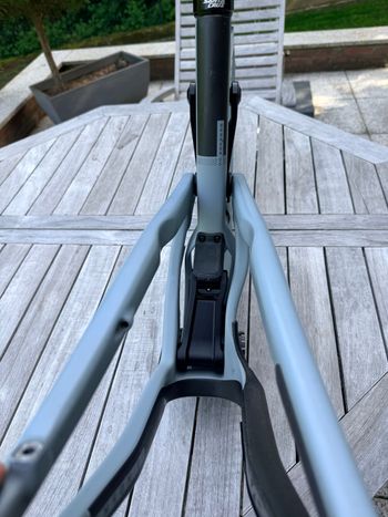 Santa Cruz Bronson 3 CC 2019 Frameset 2019 Mountainbike usato, Grigio chiaro — immagine 3 di 16