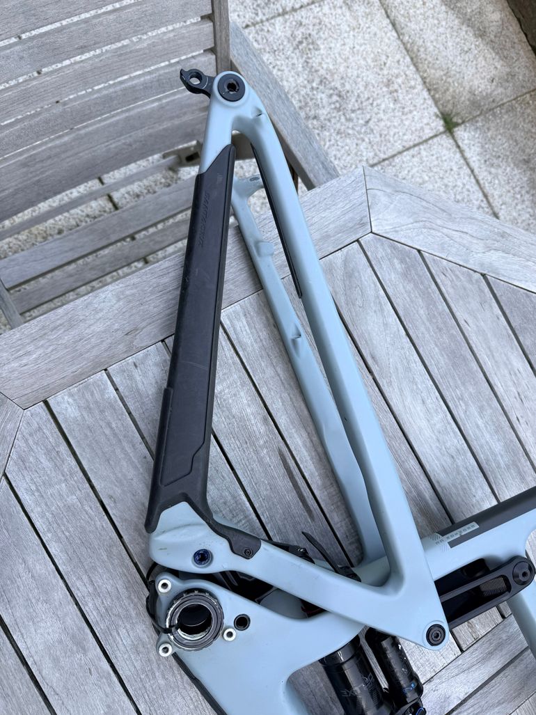 Santa Cruz Bronson 3 CC 2019 Frameset 2019 Mountainbike usato, Grigio chiaro — immagine 4 di 16
