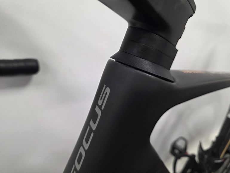 Brugt Focus Izalco Shimano Dura Ace Di2 2025 Road & Gravel — billede 13 af 14