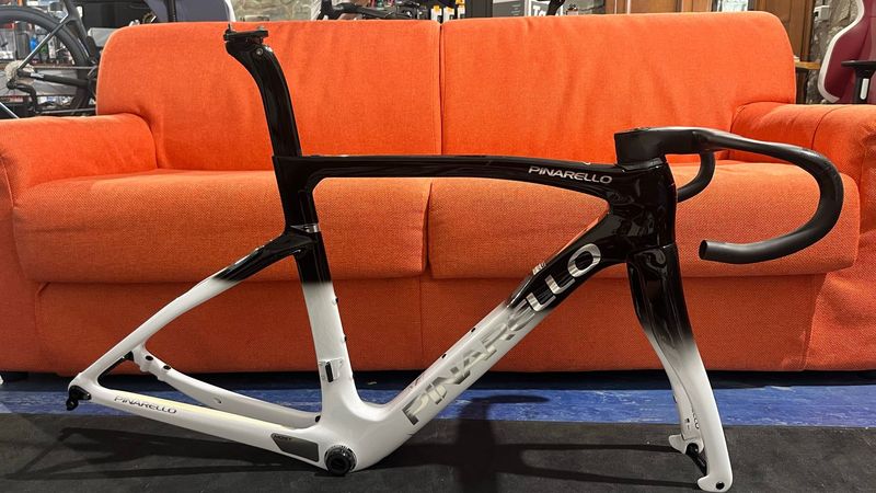 Gebrauchtes Pinarello F7 ULTEGRA Di2 2025 Frameset 2025 Road & Gravel, Weiß — Bild 1 von 9