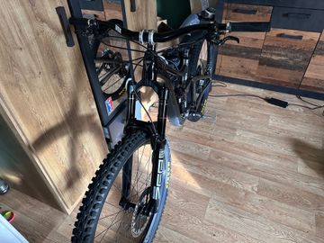 Used Giant Reign 2 2023 2023 Mountainbike, Black — image 4 of 5