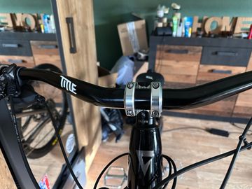 Used Giant Reign 2 2023 2023 Mountainbike, Black — image 3 of 5