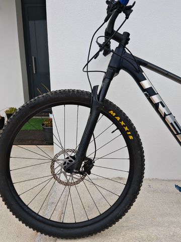 Used Trek X-Caliber 9 2023 2023 Mountainbike, Light Gray, 27.5, 29 — image 2 of 8