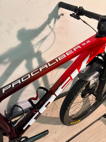 Used Trek Procaliber 9.8 2023 2023 Mountainbike, Red, 29 — image 16 of 17
