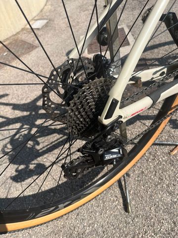 Used Giant Revolt Shimano 105 2020 Road & Gravel, White — image 4 of 8