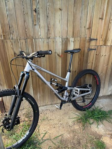 Tweedehands Commencal CLASH RIDE 2022 2022 Mountainbike — afbeelding 1 van 3